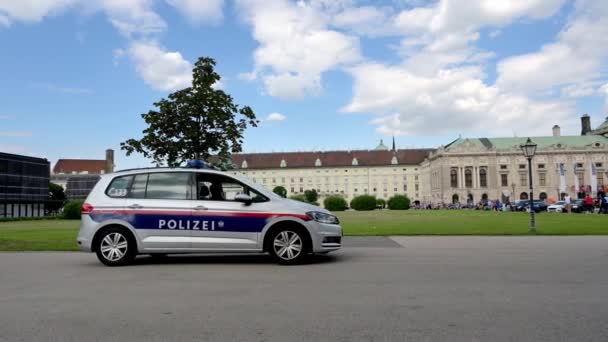 ウィーン 2019年7月11日 警察車両は スケート選手や観光客が通過するとして オーストリア ウィーンのホフブルク ノイエ ブルクの前にあるヘルデンプラッツをパトロールします — ストック動画