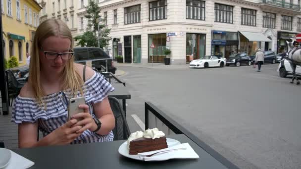 Vienne Juillet 2019 Une Femme Blonde Utilise Téléphone Intelligent Pour — Video