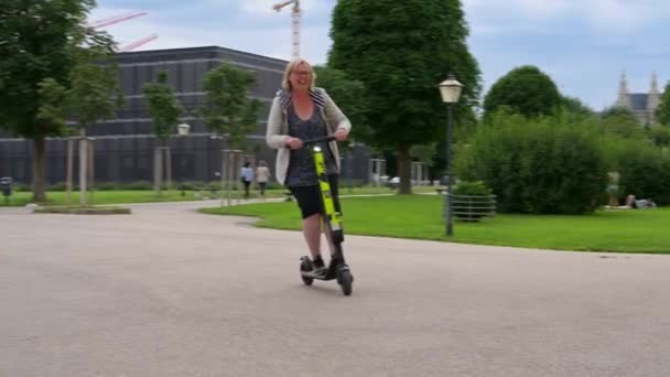 Vienna Temmuz 2019 Kiralık Elektrikli Scooter Kullanan Mutlu Bir Kadın — Stok video