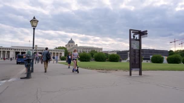 Vienna Juli 2019 Blond Kvinna Åker Elektrisk Skoter Över Heldenplatz — Stockvideo