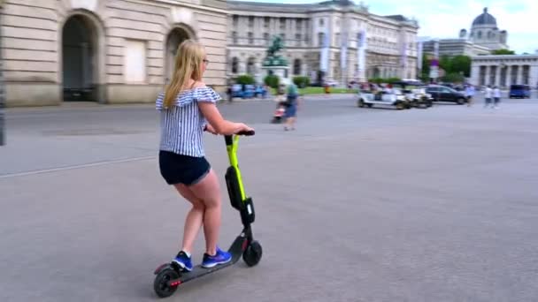 Viena Julio 2019 Una Mujer Rubia Monta Scooter Eléctrico Alquiler — Vídeos de Stock