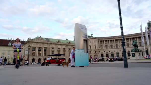 2019年7月11日 奥地利维也纳Hofburg Neue Burg前 一辆租来的电动车在Heldenplatz街对面行驶 当时是一名女性 她正在驾驶一辆租来的电动车 — 图库视频影像