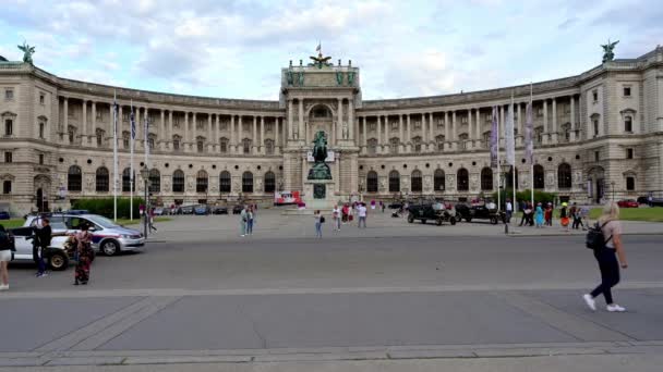 维也纳 2019年7月11日 奥地利维也纳Hofburg Neue Burg Hofburg Neue Burg 的统计射击 一名金发女性驾驶一辆租来的电动车穿过Heldenplatz — 图库视频影像