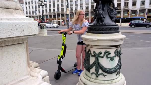 Wien Juli 2019 Eine Blonde Frau Aktiviert Smartphone Einen Elektroroller — Stockvideo