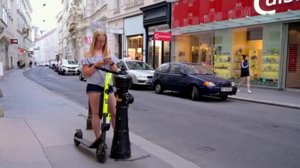 Vienna Juli 2019 Een Blonde Vrouw Gebruikt Een Smartphone Een — Stockvideo