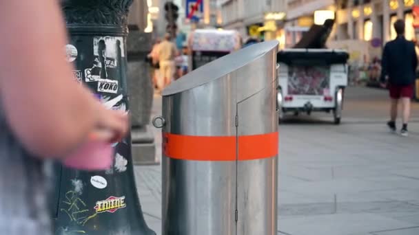 Wien Juli 2019 Eine Frau Wirft Abfall Einen Mülleimer Auf — Stockvideo