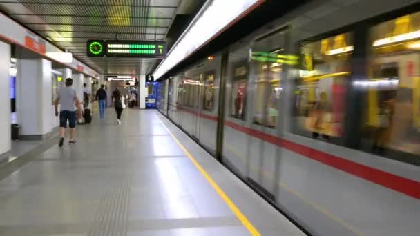 Vienna Juli 2019 Ett Tunnelbanetåg Lämnar Plattform Vid Järnvägsstation Wien — Stockvideo