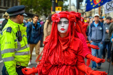 LONDON - 18 Ekim 2019: Soykırım İsyanı Kızıl Tugay protestocularının bir Metropolitan Polis Memurunu geçişini kapatın