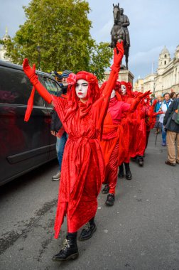 LONDON - 18 Ekim 2019: Kızıl Tugay protestocularının Atlı Süvari Alayı yakınlarındaki Soykırım Protesto Yürüyüşü 'nde tam boy, dikey çekim