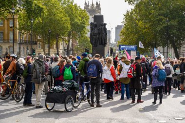 LONDON - 18 Ekim 2019: Soykırım İsyanı Protestocuları İkinci Dünya Savaşı Anıtı 'nın etrafını sardı