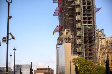 LONDON - 18 Ekim 2019: Boris Johnson taklitçi Yok Olma İsyanı Protestocusu Parlamento Binalarına tırmandı Büyük Ben Kulesi iskeleye sarılı