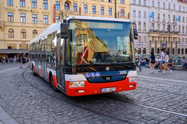 PRAGUE - 20 Temmuz 2019: Prag 'ın eski şehir bölgesinin kaldırımlı caddelerinin köşesinde modern bir otobüs
