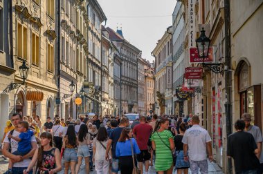 PRAG - 20 Temmuz 2019 Prag, Çek Cumhuriyeti 'ndeki eski atölye binaları arasında kalabalık bir turizm caddesi sahnesi