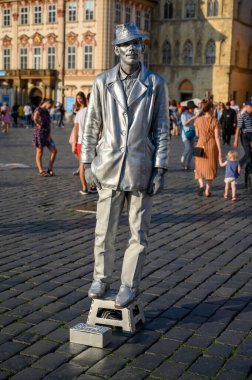 PRAGUE - 20 Temmuz 2019 Çek Cumhuriyeti Prag 'daki The Old Town Square' in kaldırımlarında gümüş heykel sanatçısı