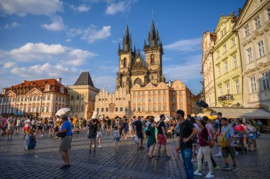 PRAG - 20 Temmuz 2019: Arka planda Tyn 'den önce Meryem Ana Kilisesi ile Çek Cumhuriyeti' nin Prag kentindeki The Old Town Square 'de yoğun turizm sahnesi