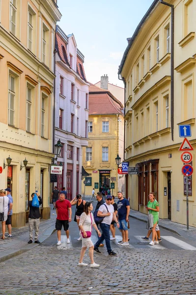 Prag Juli 2019 Turister Som Korsar Zebra Korsning Gammal Kullerstensgata — Stockfoto