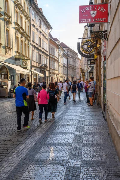 Prag Juli 2019 Vertikalt Foto Fullsatt Turist Kullerstensgata Scen Mellan — Stockfoto
