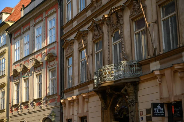 Прага Июля 2019 Года Солнечный Балкон Стороне Старых Зданий Праге — стоковое фото