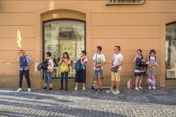 Praga Julio 2019 Turistas Asiáticos Alineados Detrás Una Bandera Que — Foto de Stock