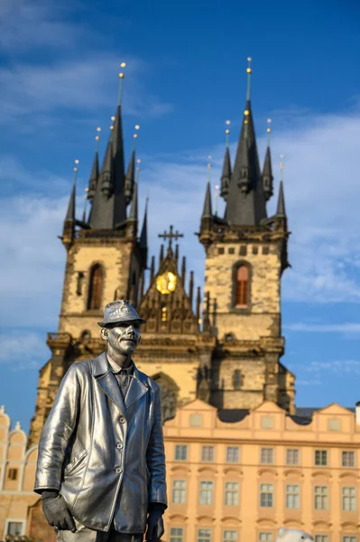 Prague Juli 2019 Silver Staty Street Artist Framför Church Our — Stockfoto