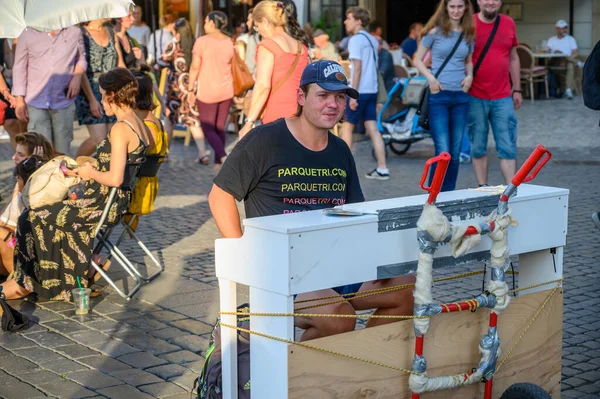 Praga Julio 2019 Artista Callejero Sentó Piano Sobre Los Guijarros — Foto de Stock