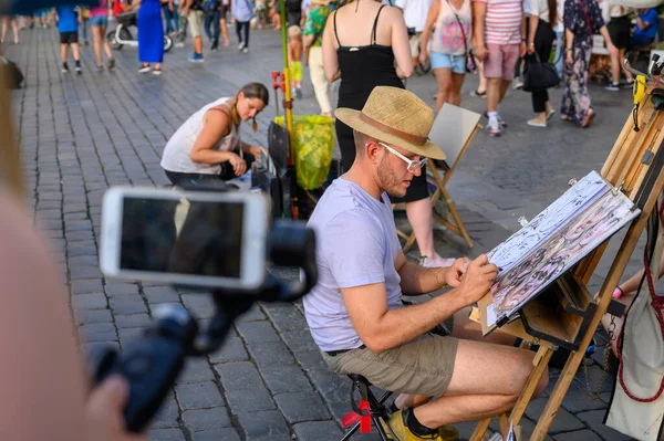 Praga Julio 2019 Artista Caricatura Callejera Dibujando Turistas Mientras Filmado — Foto de Stock