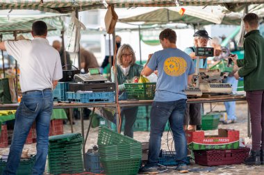 Richmond, Kuzey Yorkshire, İngiltere - 1 Ağustos 2020: İnsanlar açık hava pazarından alışveriş yapıyor