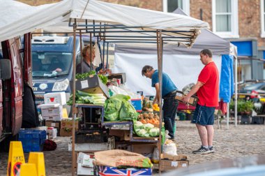 Richmond, Kuzey Yorkshire, İngiltere - 1 Ağustos 2020: İnsanlar kaldırım taşları üzerinde bir açık hava pazarında