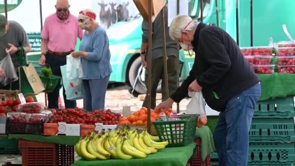 Richmond North Yorkshire Sierpnia 2020 Starszy Mężczyzna Masce Ochronnej Zakupy — Wideo stockowe