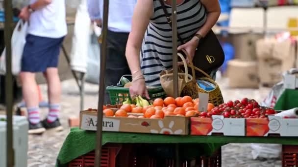 Richmond North Yorkshire August 2020 Close Woman Selecting Bananas Outdoor — Stock Video