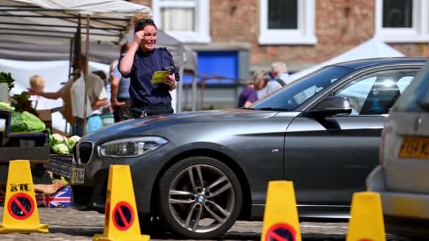 Richmond North Yorkshire Sierpnia 2020 Właściciel Samochodu Podchodzi Przyjaznego Kierowcy — Wideo stockowe