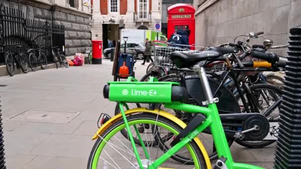 Londra Febbraio 2020 Una Bici Noleggio Elettrica Lime Parcheggiata Con — Video Stock