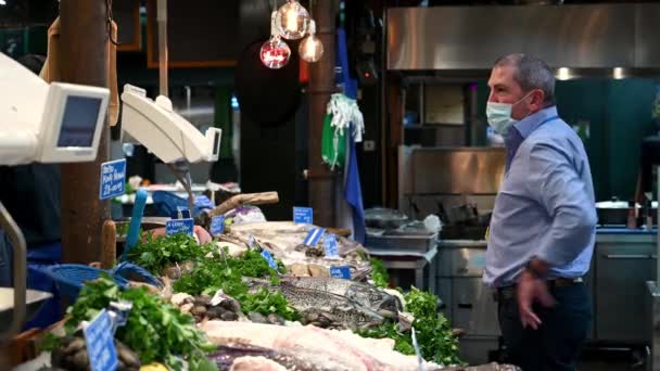 Londres Septiembre 2020 Cliente Masculino Parado Puesto Fishmongers Borough Market — Vídeo de stock