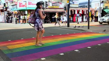 14 Eylül 2020: Camden High Street Gökkuşağı Geçidi 'ni geçerken neredeyse bir kadına elektrikli scooter çarpıyordu.