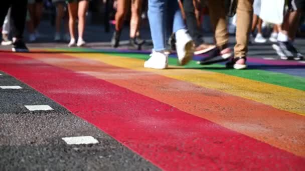 Londýn Září 2020 Pozemní Pohled Zblízka Nohy Přecházející Přes Gay — Stock video