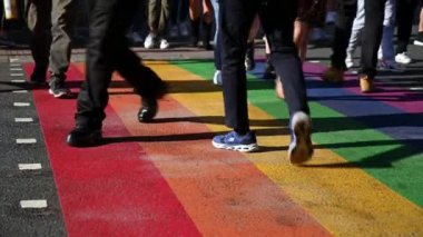 Gey Gökkuşağı Geçidi 'nde Camden High Caddesi' nden geçen bir çok yayanın bacakları ve ayakları