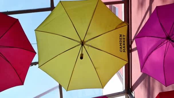 2020年9月14日 卡姆登市场天花板上一些色彩艳丽的雨伞的缓慢旋转视图 — 图库视频影像