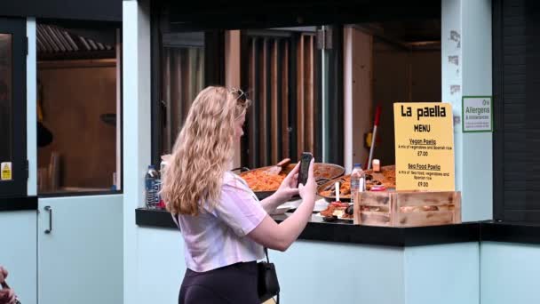 Λονδινο Σεπτεμβριου 2020 Γυναίκες Τουρίστες Που Τραβούν Φωτογραφίες Smartphone Από — Αρχείο Βίντεο