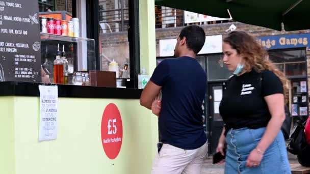 Londres Septembre 2020 Jeune Couple Attend Leur Commande Dans Stand — Video