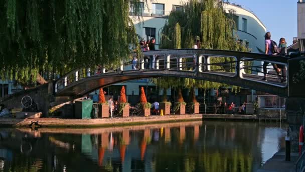 Londýn Září 2020 Turisté Přecházejí Most Přes Kanál Zámku Camden — Stock video