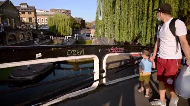 Londra Settembre 2020 Una Coppia Asiatica Con Bambino Attraversa Ponte — Video Stock