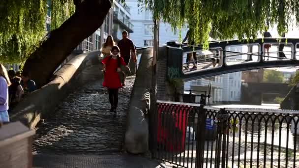 Λονδινο Σεπτεμβριου 2020 Άνθρωποι Περπατούν Στην Πλακόστρωτη Πλαγιά Από Γέφυρα — Αρχείο Βίντεο
