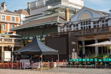 SEPTEMBER 13, 2020: Covid 19 salgını sırasında arka planda Covent Garden Market 'in olduğu açık hava eğlence alanında boş koltuklar