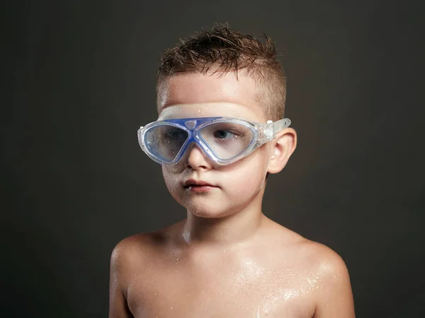 メガネを水泳で濡れている子 スポーツ少年水泳スイミング プールでマスクで — ストック写真