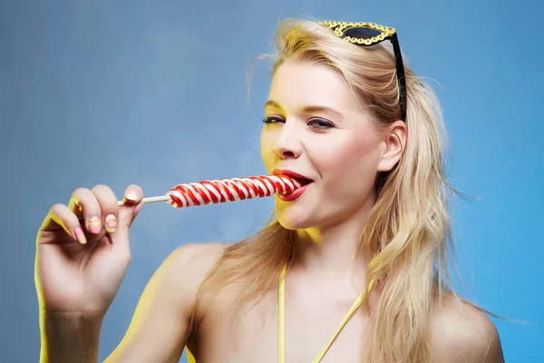 Engraçado Sorrindo Jovem Mulher Com Doces Menina Feliz Verão Com — Fotografia de Stock