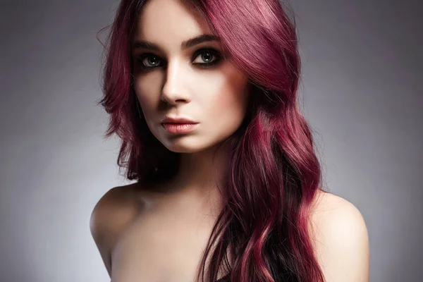 ピンクの髪の美しい若い女性 メイクアップの色の髪の少女 — ストック写真