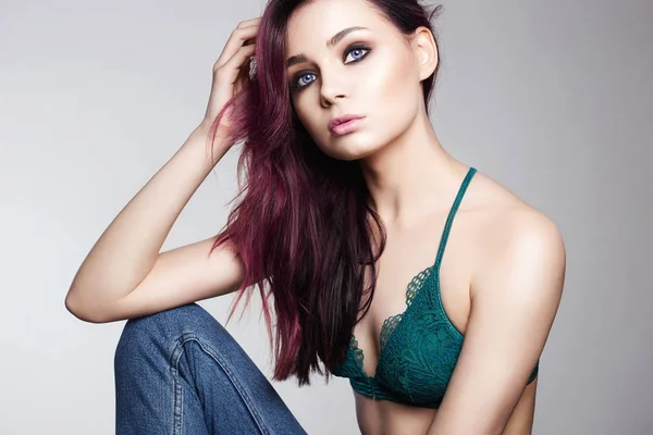 Ung Kvinna Med Färg Håret Vackra Sexiga Modell Flicka Jeans — Stockfoto