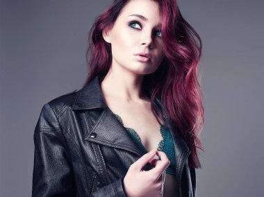 Pembe renk saçlı Genç kadın. Güzel kız deri ceket ve iç çamaşırı. Trendy boyalı saç rengi ve makyaj seksi model