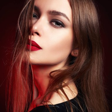 Sağlıklı saç uçan ile güzel kadın