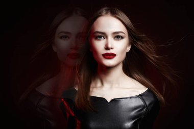 güzel bir genç kadın ve yansıması